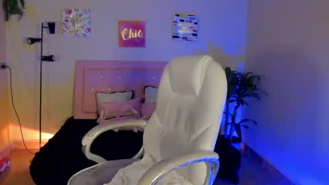 Snapshot of keyla_roberts_ chatting on 02/09/25, 12:41 Adhara. Help me reach 100 likes online show from 02/09/25, 12:41