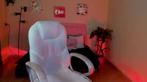 Snapshot of keyla_roberts_ chatting on 02/15/25, 10:44 Adhara. Help me reach 100 likes online show from 02/15/25, 10:44