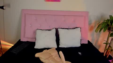 Snapshot of keyla_roberts_ chatting on 02/16/25, 12:43 Adhara. Help me reach 100 likes online show from 02/16/25, 12:43