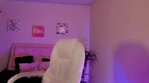 Snapshot of keyla_roberts_ chatting on 02/27/25, 07:58 Adhara. Help me reach 100 likes online show from 02/27/25, 07:58