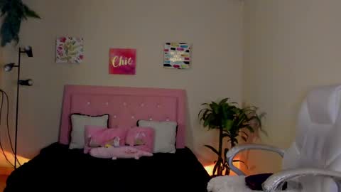 Snapshot of keyla_roberts_ chatting on 03/01/25, 07:59 Adhara. Help me reach 100 likes online show from 03/01/25, 07:59