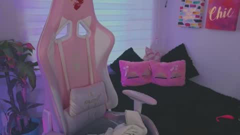 Snapshot of keyla_roberts_ chatting on 09/12/25, 12:27 Adhara. Help me reach 100 likes online show from 09/12/25, 12:27