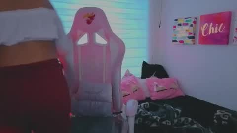 Snapshot of keyla_roberts_ chatting on 09/24/25, 11:35 Adhara. Help me reach 100 likes online show from 09/24/25, 11:35