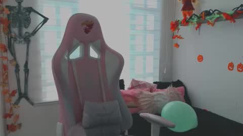 Snapshot of keyla_roberts_ chatting on 10/10/25, 07:24 Adhara. Help me reach 100 likes online show from 10/10/25, 07:24