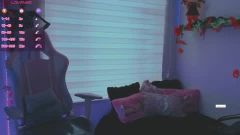 Snapshot of keyla_roberts_ chatting on 10/17/25, 07:05 Adhara. Help me reach 100 likes online show from 10/17/25, 07:05