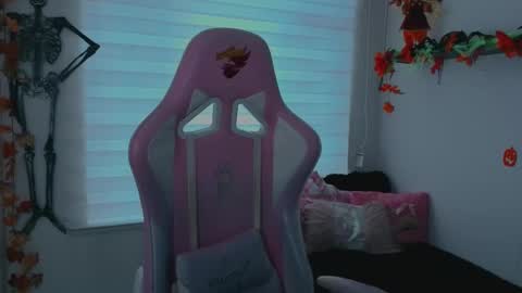 Snapshot of keyla_roberts_ chatting on 10/18/25, 07:14 Adhara. Help me reach 100 likes online show from 10/18/25, 07:14