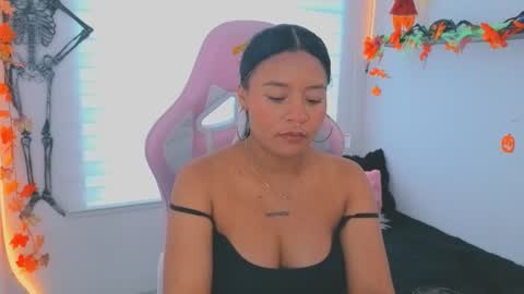 Snapshot of keyla_roberts_ chatting on 10/24/25, 07:10 Adhara. Help me reach 100 likes online show from 10/24/25, 07:10