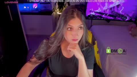 Snapshot of khionebesset chatting on 12/17/25, 05:57 Khi. online show from 12/17/25, 05:57