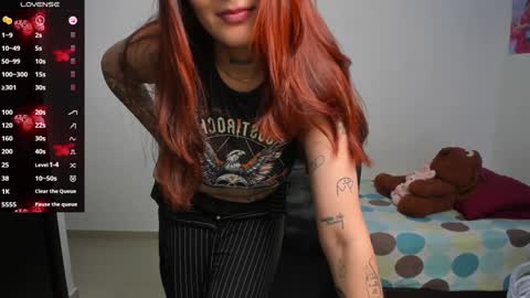 Snapshot of kiara_and_evelyn chatting on 12/29/24, 01:56 Evelyn online show from 12/29/24, 01:56