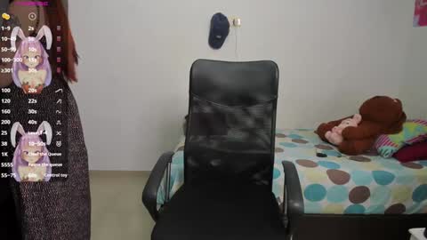 Snapshot of kiara_and_evelyn chatting on 12/31/24, 09:39 Evelyn online show from 12/31/24, 09:39