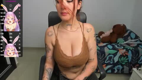 Snapshot of kiara_and_evelyn chatting on 02/23/25, 02:29 Evelyn online show from 02/23/25, 02:29