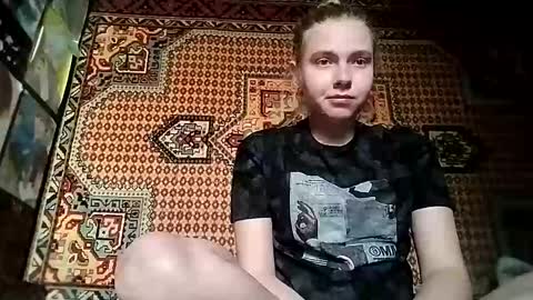 kikibang_ online show from 10/13/25, 09:42