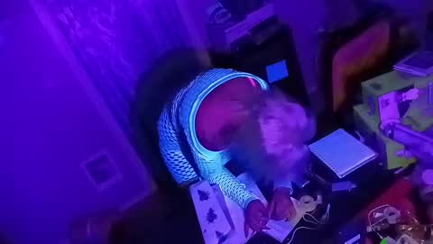 kikilovespartylights online show from 12/18/24, 10:51