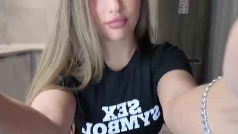 EvaAnna online show from 11/10/25, 09:03