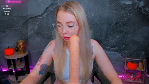 Snapshot of kim_girl_next_door chatting on 12/13/24, 08:20 KIM online show from 12/13/24, 08:20