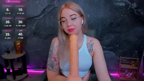 Snapshot of kim_girl_next_door chatting on 01/06/25, 07:42 KIM online show from 01/06/25, 07:42