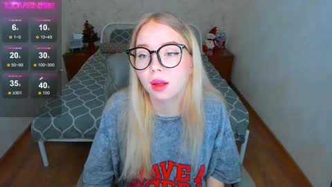 Snapshot of kim_girl_next_door chatting on 12/14/25, 08:41 KIM online show from 12/14/25, 08:41