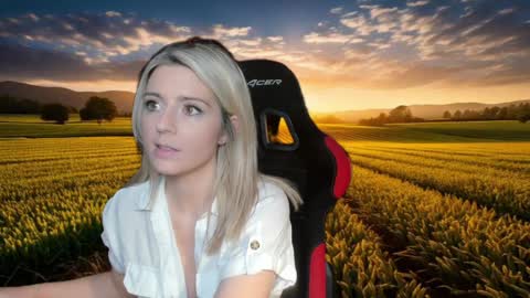 Snapshot of kimilee22 chatting on 12/20/24, 02:08 Wolfs Girl online show from 12/20/24, 02:08