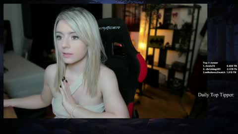 Snapshot of kimilee22 chatting on 01/25/25, 02:25 Wolfs Girl online show from 01/25/25, 02:25