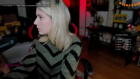 Snapshot of kimilee22 chatting on 10/08/25, 07:22 Wolfs Girl online show from 10/08/25, 07:22