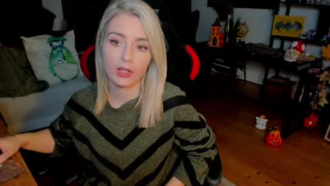 Snapshot of kimilee22 chatting on 10/22/25, 06:18 Wolfs Girl online show from 10/22/25, 06:18