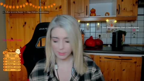 Snapshot of kimilee22 chatting on 10/25/25, 07:41 Wolfs Girl online show from 10/25/25, 07:41