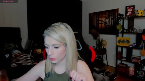 Snapshot of kimilee22 chatting on 11/01/25, 11:40 Wolfs Girl online show from 11/01/25, 11:40