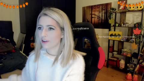 Snapshot of kimilee22 chatting on 11/21/25, 10:52 Wolfs Girl online show from 11/21/25, 10:52