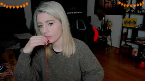 Snapshot of kimilee22 chatting on 11/25/25, 06:41 Wolfs Girl online show from 11/25/25, 06:41