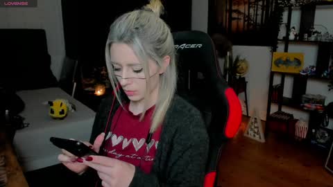 Snapshot of kimilee22 chatting on 11/30/25, 08:24 Wolfs Girl online show from 11/30/25, 08:24