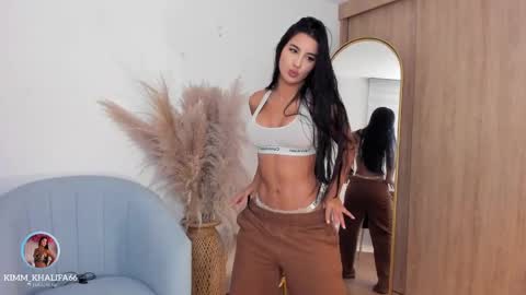 Snapshot of kimm_khalifa chatting on 10/08/25, 11:35 Kim online show from 10/08/25, 11:35