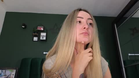 Snapshot of kimmie_ chatting on 12/24/24, 08:05 Kimmie online show from 12/24/24, 08:05