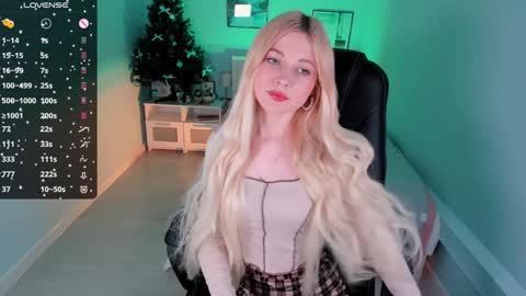 Snapshot of kimmie_shine chatting on 12/16/24, 01:43 Your Kimmie follow me online show from 12/16/24, 01:43