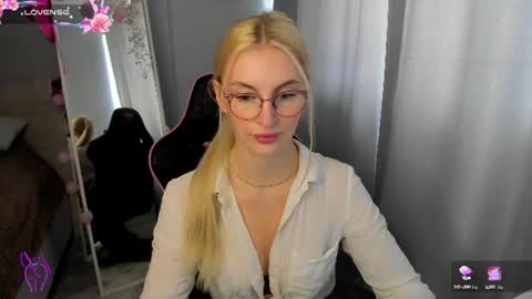 Snapshot of kimmy1_powell chatting on 06/30/26, 04:02 kimmy1_powell online show from 06/30/26, 04:02