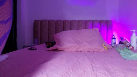 Bella online show from 11/25/25, 03:06