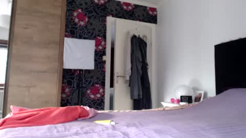 Snapshot of kingandprincess chatting on 06/17/26, 06:20 sexysexyhotwetpinkredpussy online show from 06/17/26, 06:20