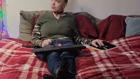 Snapshot of kingdidi530 chatting on 12/17/25, 12:16 Scarred Thighs online show from 12/17/25, 12:16