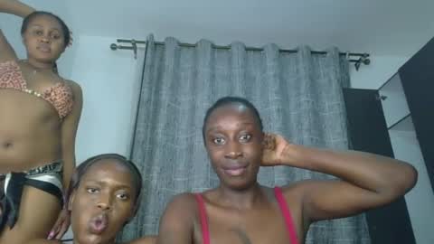 Snapshot of kinky_leila chatting on 06/19/26, 09:29 kinky_leila online show from 06/19/26, 09:29