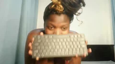 Lola online show from 11/26/25, 09:21