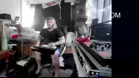 Snapshot of kinkybiguy14 chatting on 09/19/25, 05:57 Kinky Cassie online show from 09/19/25, 05:57