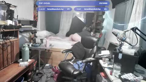 Snapshot of kinkybiguy14 chatting on 10/26/25, 12:49 Kinky Cassie online show from 10/26/25, 12:49