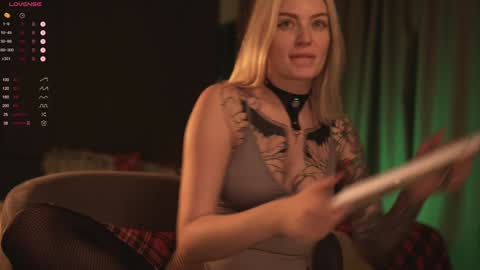 kinkylina_ online show from 12/30/24, 07:53