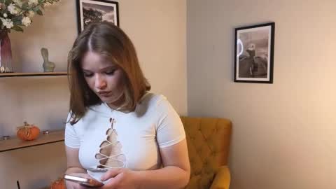 Snapshot of kioron_moore chatting on 12/17/25, 09:59 Fiona online show from 12/17/25, 09:59