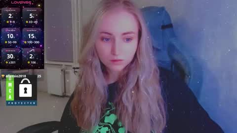 Snapshot of kira_love_sleep chatting on 10/22/25, 04:29 you know thumb up me please its important online show from 10/22/25, 04:29