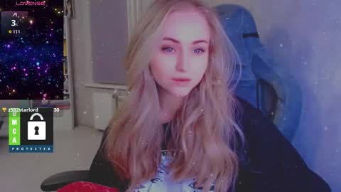 Snapshot of kira_love_sleep chatting on 11/17/25, 04:24 you know thumb up me please its important online show from 11/17/25, 04:24