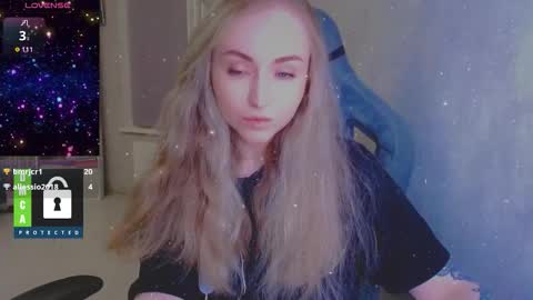 Snapshot of kira_love_sleep chatting on 12/01/25, 04:01 you know thumb up me please its important online show from 12/01/25, 04:01