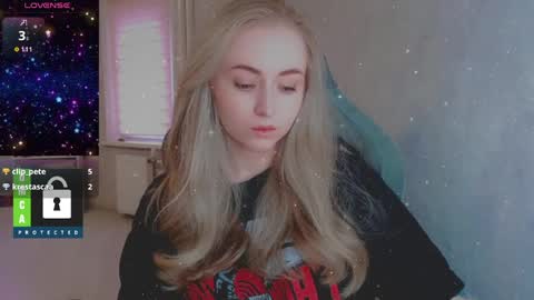 Snapshot of kira_love_sleep chatting on 04/04/26, 03:31 you know thumb up me please its important online show from 04/04/26, 03:31