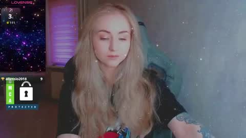 Snapshot of kira_love_sleep chatting on 04/15/26, 04:47 you know thumb up me please its important online show from 04/15/26, 04:47