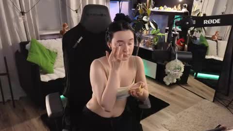 Kira    online show from 04/08/26, 07:47