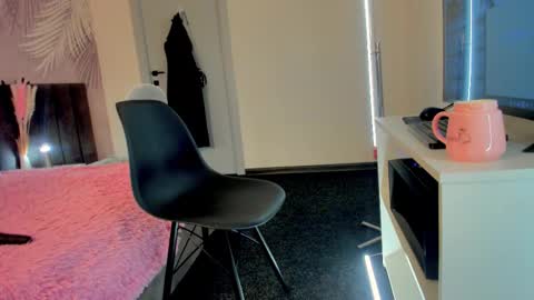 Kira online show from 09/19/25, 01:51